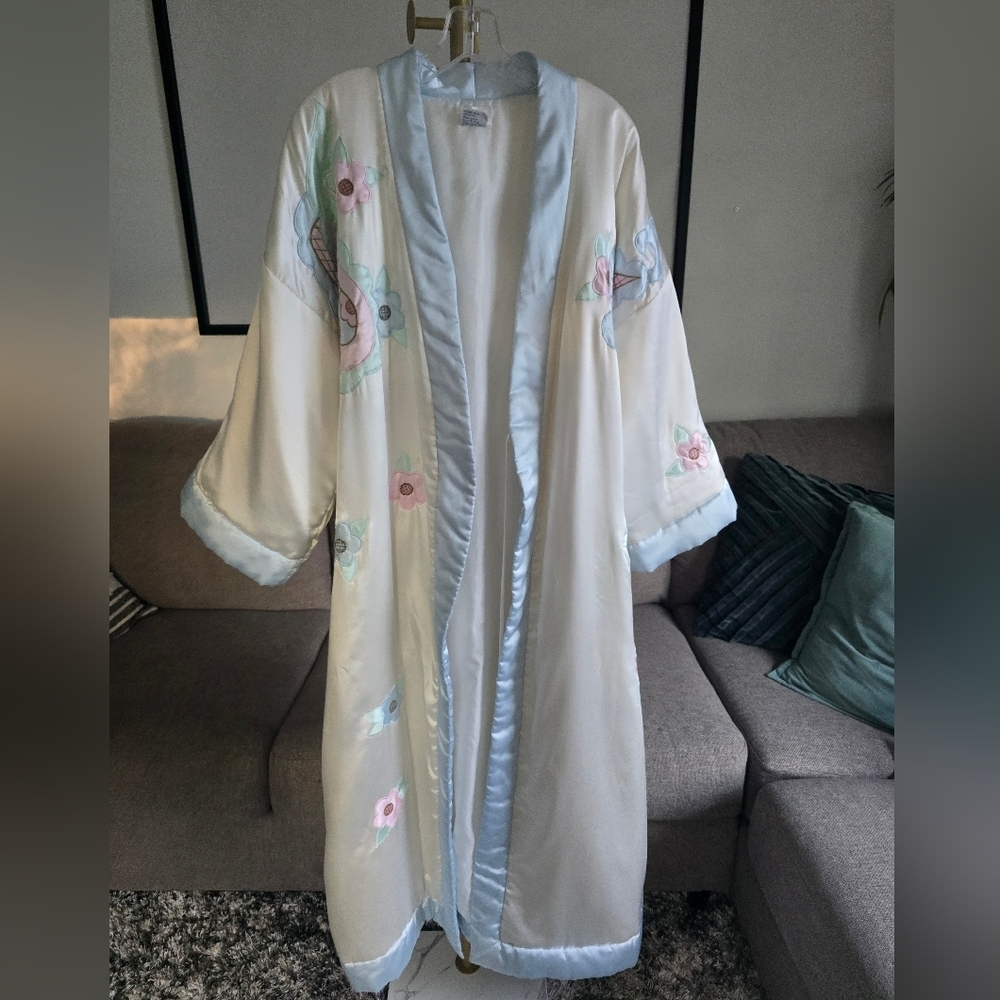 Beautiful Vintage Puff Robe - Picture 9 of 16